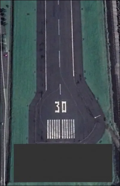 Au bout de la piste d'aviation, se trouve une grosse bande en béton visant à freiner un avion qui quitterait la piste. Comment ce dispositif s'appelle-t-il ?