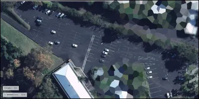 Sur ce parking, les militaires garent leur véhicule personnel. Dans quelle commune de la Réunion se situe-t-il ?