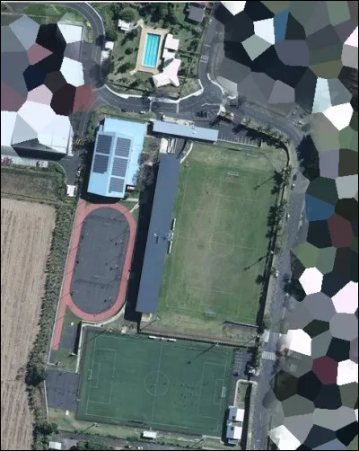 De même, elle possède également un grand espace dédié aux sports de tout type. C'est un(e)...