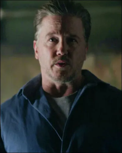 Il est le père de Polly. Dans la saison 2, il est la Cagoule Noire, le tueur en série de Riverdale et sera alors arrêté. Quel est le prénom de cet homme ?