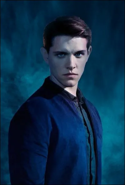 Ce jeune homme, ayant grandi à Riverdale avec sa meilleure amie, est le fils du shérif Keller. Son vrai nom est Casey Cott, mais comment s'appelle-t-il dans la série ?