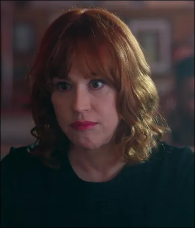 Elle a été élevée à Riverdale et a fréquenté l'école secondaire locale. Elle a un fils et elle est divorcée de son mari. Qui est cette femme ?