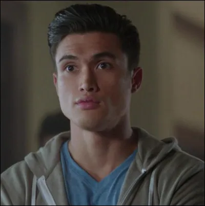 Il vit à Riverdale avec sa mère Melinda et son père Marty, le propriétaire du Luxury Car Jamboree. Son vrai nom est Charles Melton. Qui est-ce ?
