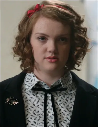 Cette jeune femme, tranquille et timide, est une élève très studieuse. Plutôt solitaire et déprimée, les problèmes de sa famille ne l'aident pas à aller mieux. Qui est-ce ?