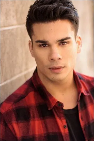 Ce jeune homme est l'un des Southside Serpents. C'est Drew Ray Tanner qui interprète ce rôle. Qui est-ce ?