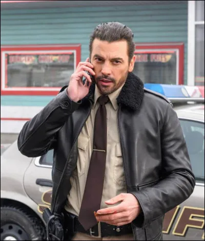 Cet homme, ayant grandi à Riverdale et ayant fréquenté Riverdale High School, est le père d'une fille prénommée Jellybean. Comment est-il surnommé ?