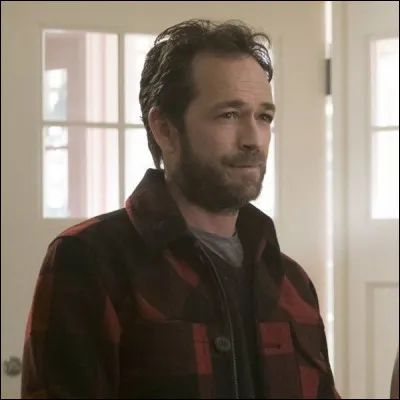 Il était directeur de sa propre entreprise familiale. Son interprète, Luke Perry, est malheureusement décédé le 4 mars 2019. De qui s'agit-il ?