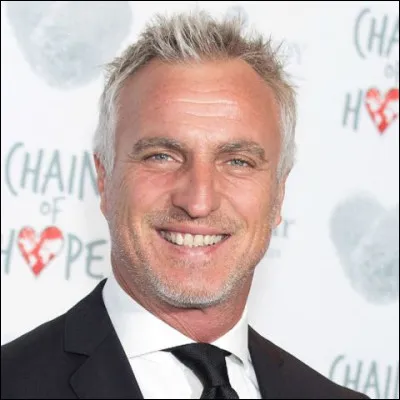 Sur quel groupe de cha&icirc;nes devient-il animateur TV depuis 2016 ?