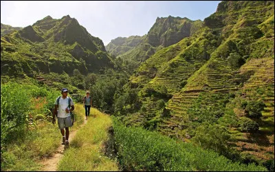 Comment se nomment les pics rocheux en arrière-plan ?