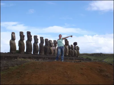Sur quelle île de l'océan Pacifique trouve-t-on des statues géantes appelées "moaï" ?