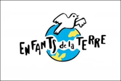 Qui a créé l'association ''Les Enfants de la Terre'' avec son fils ?