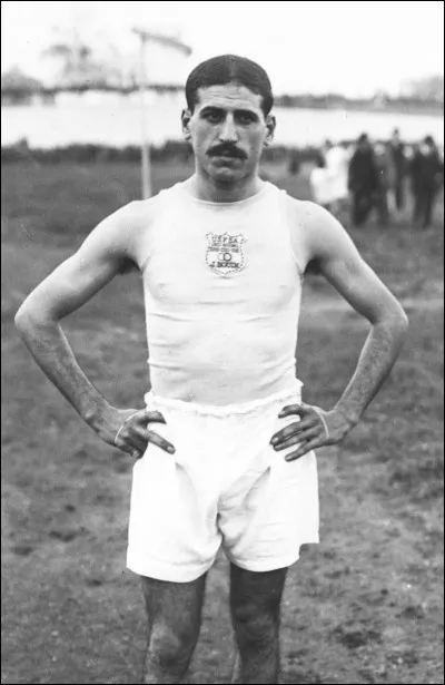 Le 16 novembre 1911, un jeune coureur français de 23 ans vient d'établir le record du monde du 10 000 mètres, distance qu'il a parcourue en 30 minutes et 58 secondes. De qui s'agit-il ?