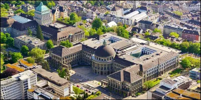 Dans quelle université Esher a-t-il étudié ?