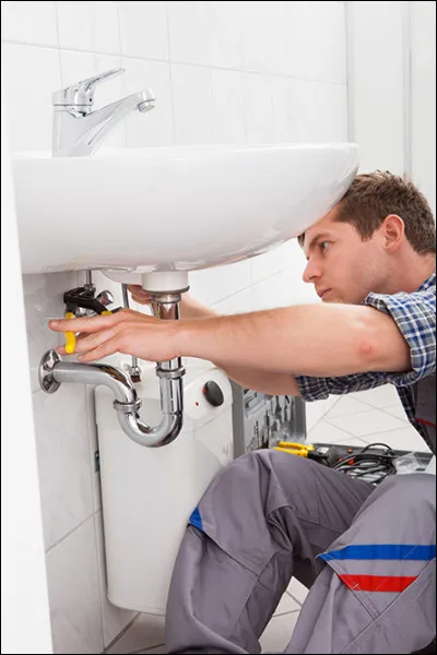 Un apprenti installateur sanitaire est une ...