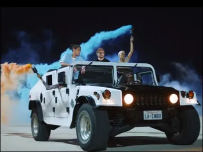 Quel chanteur accompagne Ed Sheeran dans le titre "Beautiful People" ?