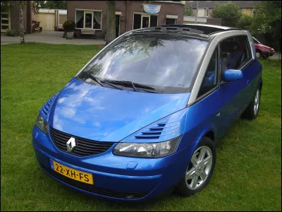 Comment s'appelle cette voiture des années 2000 ?