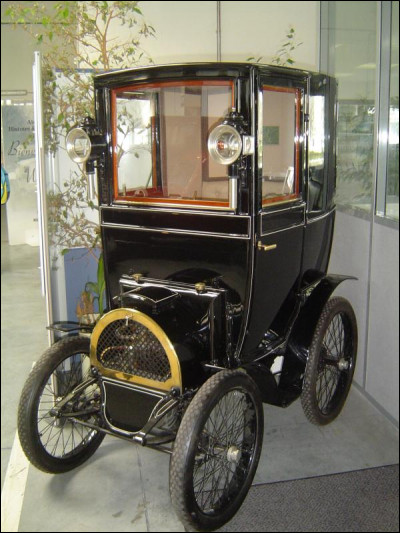 Comment se nomme cette voiture apparue en 1900 ?