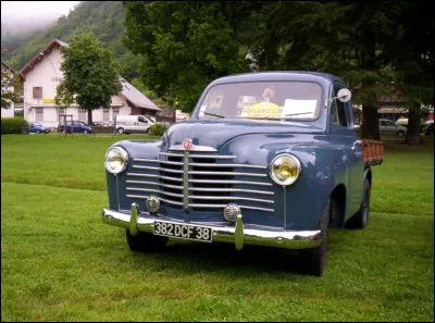 Quel est le nom de cette voiture des années 50 ?