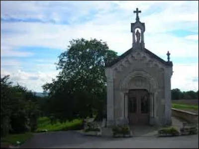 Voici la chapelle du Sacré-Cur de Houdreville. Village Meurthe-et-Mosellan, il ne se situe pas ...
