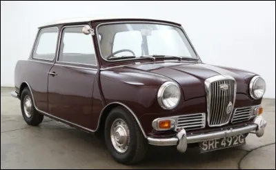 Bas&eacute;e sur l'iconique Mini, cette version tricorps plus luxueuse que l'originale a aussi &eacute;t&eacute; produite par la British Motor Company. Quel est son nom ?