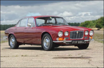Les Britanniques disposent d'un grand panel de voitures de luxe comme cette berline sign&eacute;e par la firme de Coventry. Quelle est cette auto ?