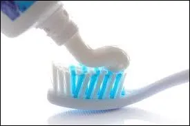 Le dentifrice a t invent par les Egyptiens il y a 4000 ans et la brosse  dent par les Chinois vers l'an 1500 seulement.