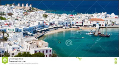 Cette île des Cyclades doit sa notoriété à Aristote Onassis qui y amarra son yacht en 1950. Comment s'appelle-t-elle ?
