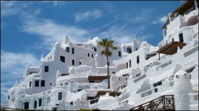 Ce village de pêcheurs, décidément, situé en Uruguay, est devenu le rendez-vous de la jet-set, avec ses bateaux colorés et son phare pittoresque. Comment s'appelle-t-il ?