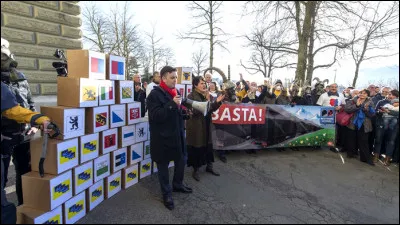 Les droits civiques sont : droit de vote, droit d'élection, droit d'initiative et droit d'être élu. 
Il en manque un. Lequel ?