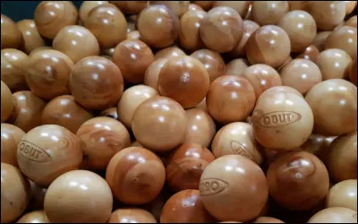 Quel est le bois préféré pour le but (ou cochonnet) des joueurs de pétanque, parce que très lourd, dense et dur ?