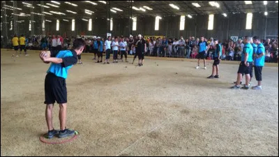 Quelle combinaison n'est pas admise par le règlement officiel de la pétanque ?