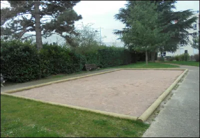 Quel est le nom du terrain sur lequel on joue à la pétanque ?