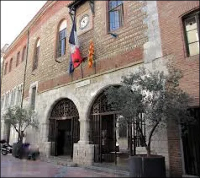 Cette ville, marquée depuis un demi-siècle par l'importance des scores de l'extrême droite, a placé Jean-Marie Le Pen en tête au 1er tour en 2002, et a voté à 40 % pour Marine Le Pen au second tour en 2017. C'est ...