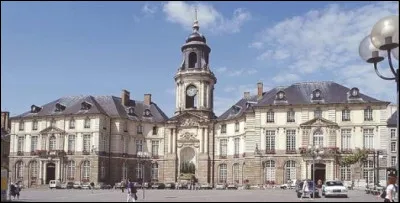 La ville, qui n'avait connu que des maires de centre droit, a eu, depuis 1977, plusieurs maires socialistes. C'est aussi la ville qui a voté le plus nettement (67 %) en faveur de François Hollande en 2012. C'est ...