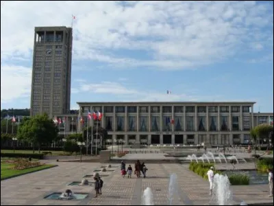 Elle a été pendant 30 ans, la plus grande ville française gérée par les communistes. Depuis 1995, le maire de cette ville maritime appartient à la droite. C'est ...