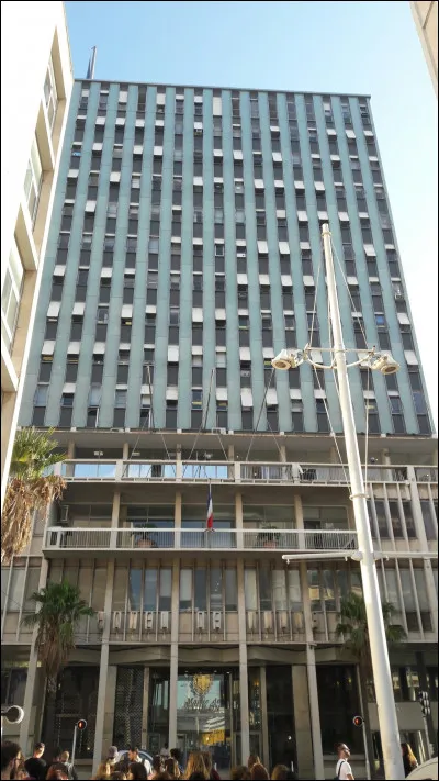 Elle vote très majoritairement à droite depuis 1959 et constitue aujourd'hui l'un des points forts de l'extrême-droite : elle a été la seule grande ville administrée par le FN de 1995 à 2001 et a voté à 44 % pour Marine Le Pen au 2e tour de la présidentielle de 2017. C'est ...