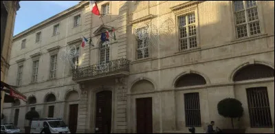 Cette ville du sud a élu plusieurs maires communistes depuis 1945 et a été, jusqu'en 2001, la dernière ville de plus de 100 000 habitants détenue par le PCF ; elle a aussi placé Jean-Marie le Pen en tête au premier tour en 2002. C'est ...