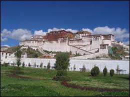 L'aéroport le plus élevé au monde est celui de Lhassa, la capitale du Tibet. Il est situé à 4 363 mètres d'altitude.