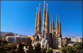 L'Espagne, qui compte un peu plus de 40 millions d'habitants, accueille chaque année près de 50 millions de touristes en moyenne.