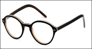La première paire de lunette a été inventé en 1708 par un ingénieur allemand Bartholomäus Zwaïdrön.