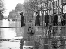 La plus grande inondation de Paris, la capitale de la France, eut lieu en 1910 : La Seine atteignit le niveau impressionant de 9, 62 mètres.