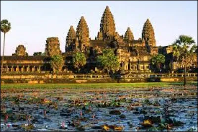 Dans quel pays se trouve le célèbre temple de Angkor Vat ?