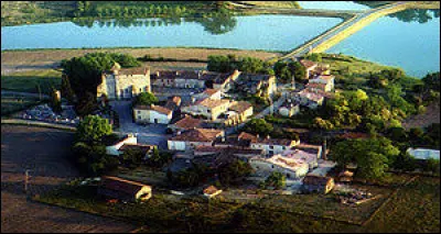 Village appartenant &agrave; la commune de Lannes, Villeneuve-de-M&eacute;zin, dans le Lot-et-Garonne, se situe dans l'ancienne r&eacute;gion ...