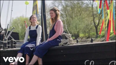 Comment s'appelle ce duo qui interprète la chanson "Donnez-moi" ?