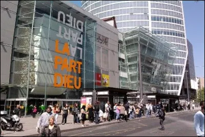 En 2013, combien de personnes ont fr&eacute;quent&eacute; le centre commercial La Part-Dieu, troisi&egrave;me centre commercial de France ?