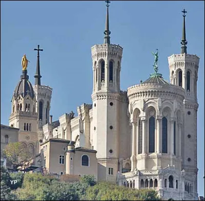 Combien de tunnels traversent la colline de Fourvi&egrave;re ?