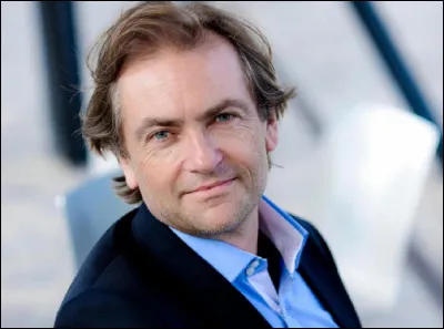 Qui est ce réalisateur du film ''Les Amies de ma femme'', plus connu en tant qu'écrivain que comme cinéaste ?