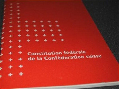 Combien de grands thèmes la Constitution suisse aborde-t-elle ?