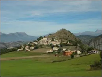 Nous terminons notre balade en région P.A.C.A., à Piégut, au pied de la colline de Saint-Colomban. Village de l'arrondissement de Forcalquier, il se situe dans le département ...
