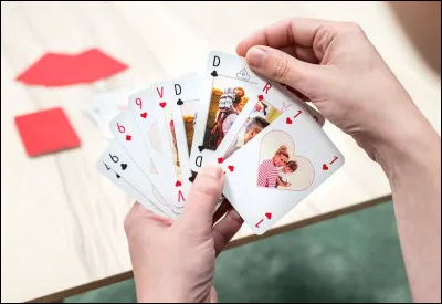 Trouvez l'intrus parmi ces jeux de cartes.